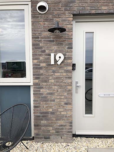 Huisnummer van beton